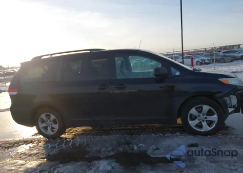 2013 Toyota Sienna Le V6 8 Passenger z USA, uszkodzony, nr VIN 5TDKK3DC7DS402321